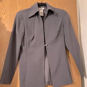 Ladies TAHARI Black Suit. Suit & pants size 8p It has 3 snaps down the fron